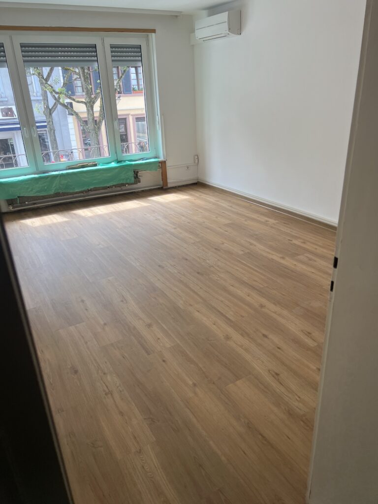 Professionelle Renovierung in Kehl – fachgerecht verlegter Bodenbelag im Wohnraum.