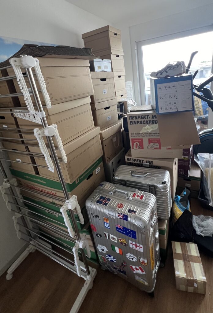 Professioneller Umzug in Kehl – sorgfältig gepackter Hausrat vor dem Transport.